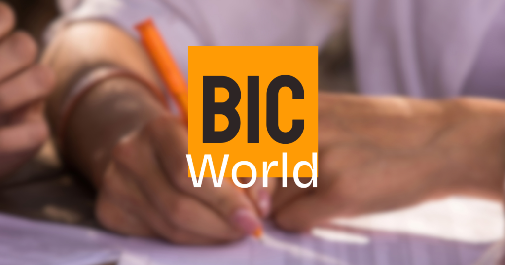 شعار BIC World فوق صورة يد تكتب بقلم